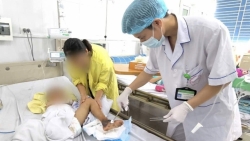 be trai nhap vien sau khi dap thuoc nam chua vet meo cao