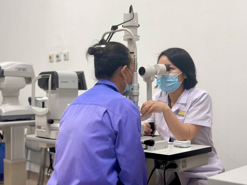 Bác sĩ thăm khám cho bệnh nhân (Ảnh: BVCC)