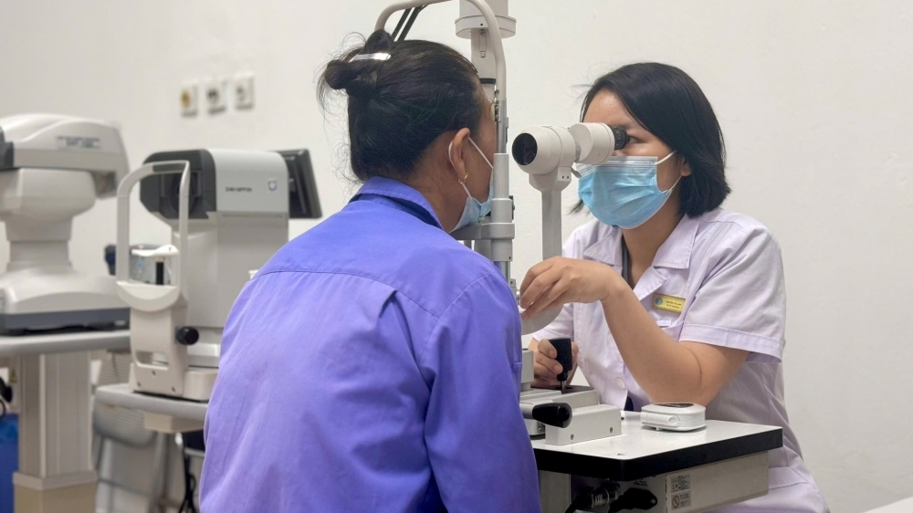 Ngứa mắt suốt 3 năm, cụ bà bất ngờ phát hiện bị rận mi