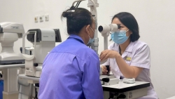 Ngứa mắt suốt 3 năm, cụ bà bất ngờ phát hiện bị rận mi