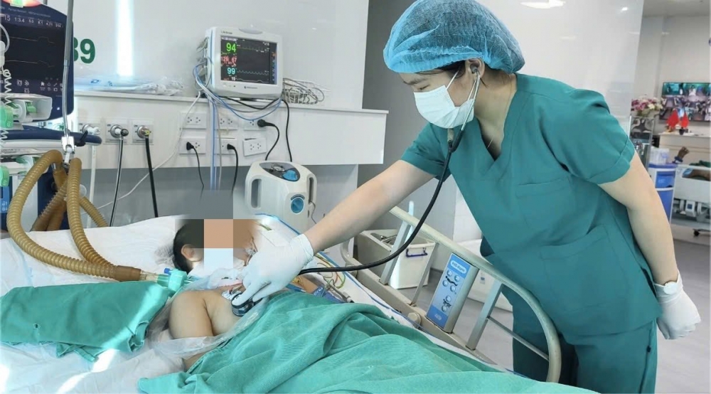 Bé gái 11 tuổi mắc bệnh dại từ chính con chó nuôi trong nhà (Ảnh: Bệnh viện Bệnh Nhiệt đới Trung ương)