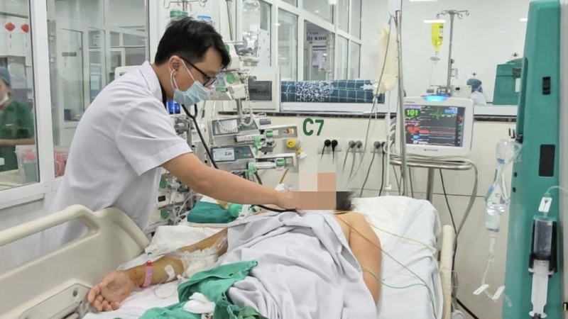 Bệnh viện Bệnh Nhiệt đới Trung ương cảnh báo người mắc sốt xuất huyết có thể trở nặng nhanh, đặc biệt người cao tuổi, bệnh nền cần theo dõi chặt chẽ (Ảnh: Bệnh viện Bệnh Nhiệt đới Trung ương) Bệnh viện Bệnh Nhiệt đới Trung ương cảnh báo người mắc sốt xuất huyết có thể trở nặng nhanh, đặc biệt người cao tuổi, bệnh nền cần theo dõi chặt chẽ (Ảnh: Bệnh viện Bệnh Nhiệt đới Trung ương)