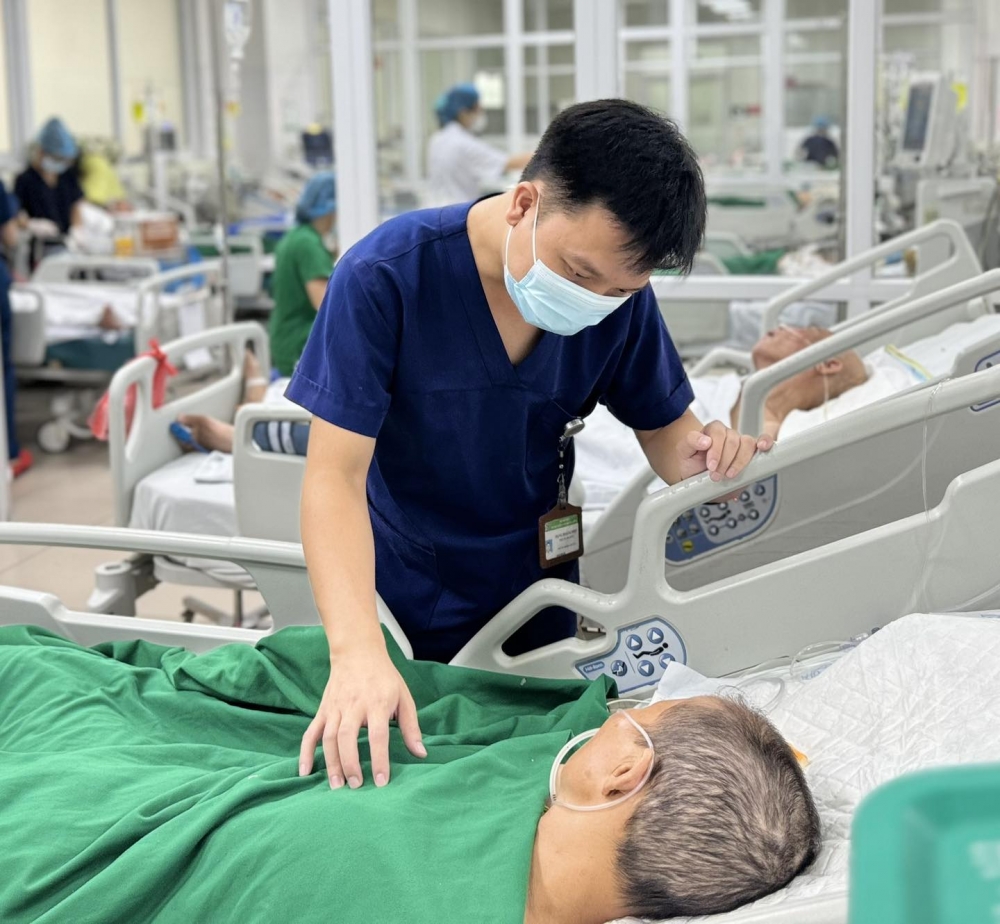 Bác sĩ thăm khám cho bệnh nhân