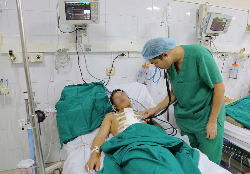 Bác sĩ thăm khám cho bệnh nhân sau phẫu thuật