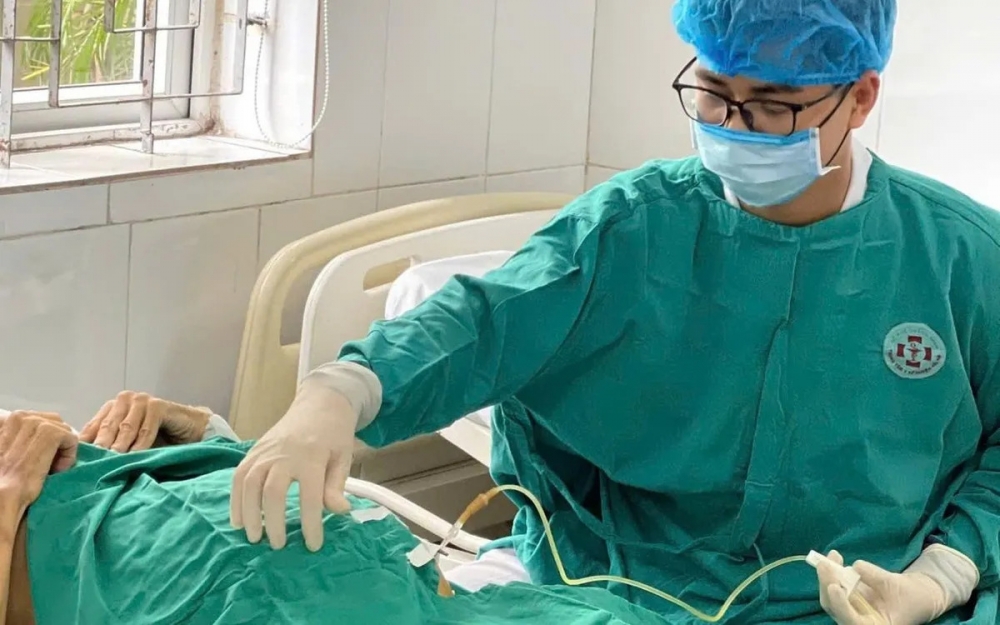 Bác sĩ thăm khám cho bệnh nhân (Ảnh: BVCC)