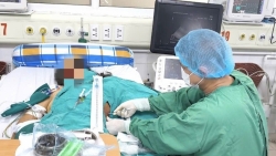 Cụ bà nguy kịch sau khi tiêm thuốc giảm đau không rõ nguồn gốc