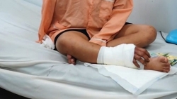 bac si ghep tam ban tay vao chan cho ngay noi lai cho thai phu 23 tuan