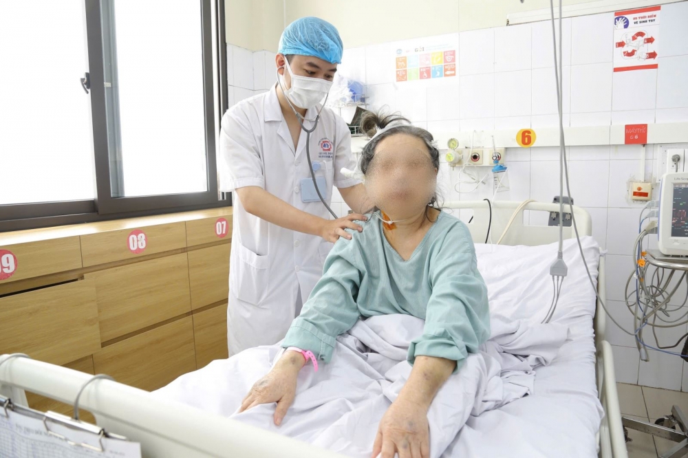 Bác sĩ thăm khám cho bệnh nhân