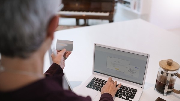 Người già dễ bị lừa đảo qua mạng