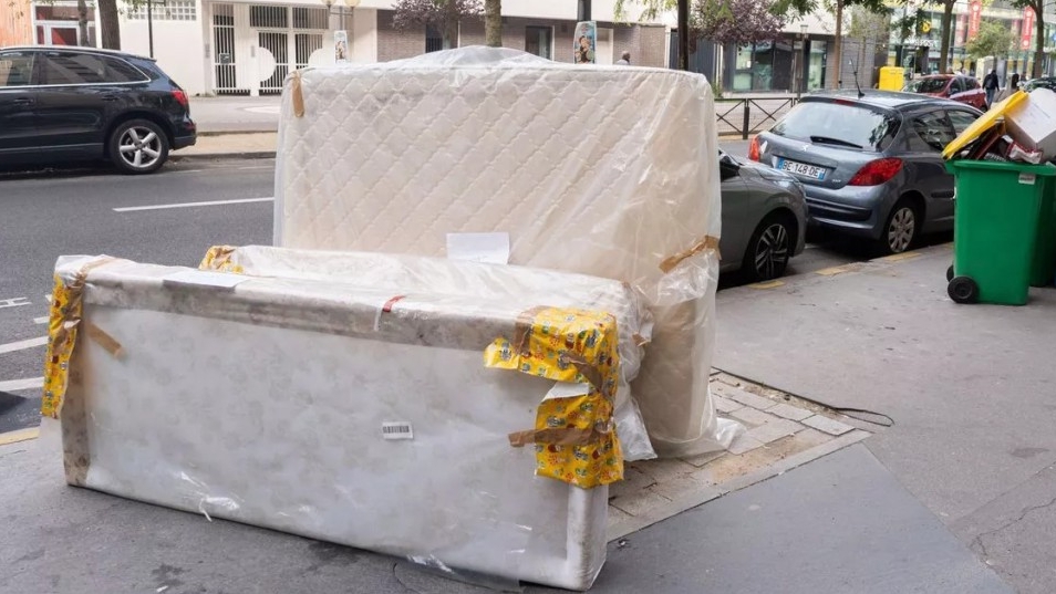 Nệm chất đống trên đường phố Paris vì rệp hoành hành