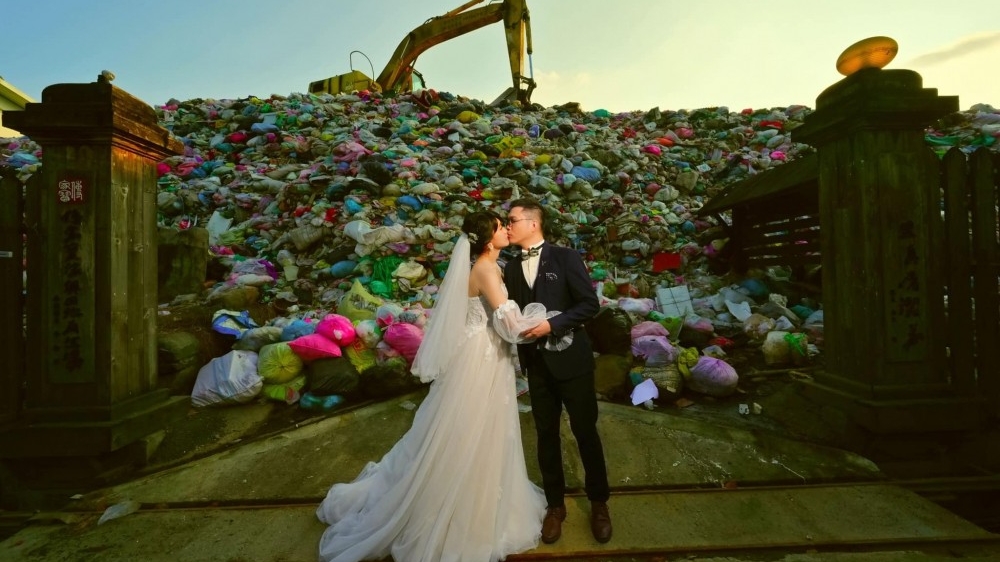 Cặp đôi chụp ảnh cưới cạnh núi rác