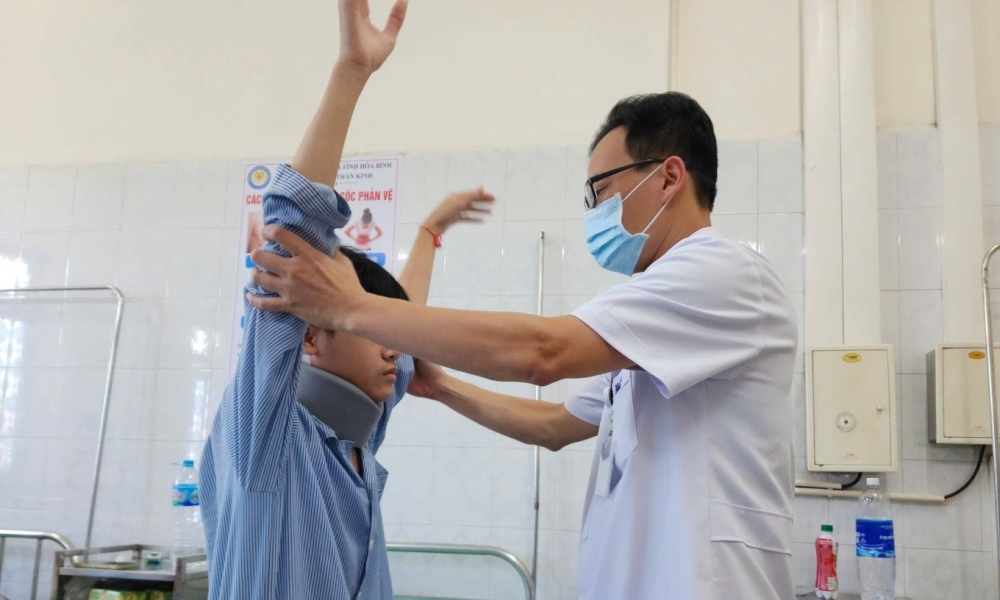 BS.CKII Nguyễn Đạt Hiếu, Phó trưởng khoa ngoại thần kinh kiểm tra vận động trước khi cho bệnh nhân xuất viện (Ảnh: BVCC)