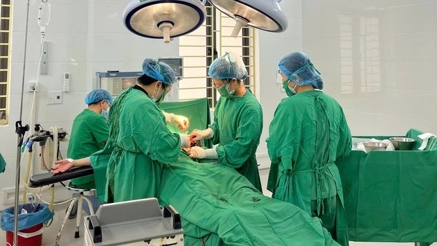 Sản phụ bị rau bong non sau tai nạn