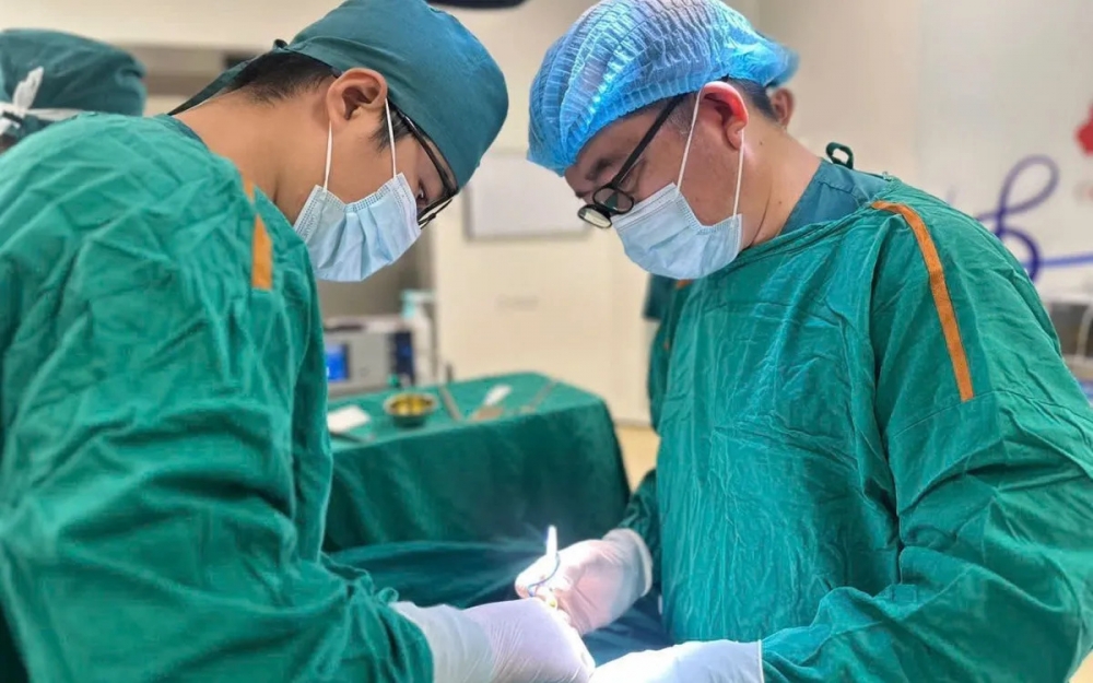 Bác sĩ phẫu thuật cho bệnh nhi