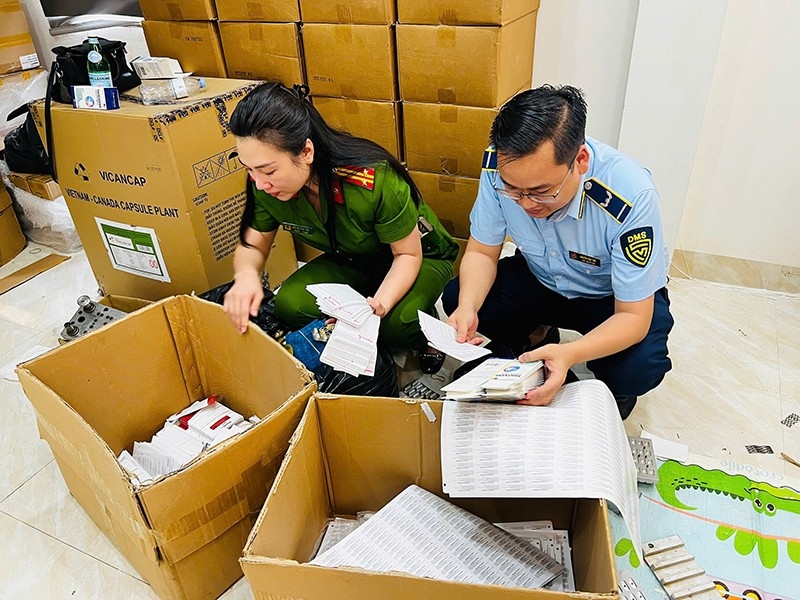 Lực lượng liên ngành kiểm tra, thu giữ thuốc, thực phẩm chức năng giả Lực lượng liên ngành kiểm tra, thu giữ thuốc, thực phẩm chức năng giả