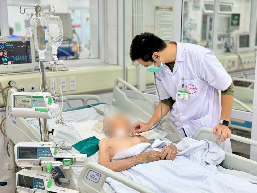 Người cao tuổi dễ bị viêm phổi khi trời trở lạnh (Ảnh: Bệnh viện Bệnh Nhiệt đới Trung ương(