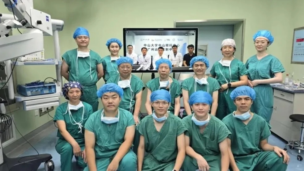 Ca phẫu thuật mắt từ xa bằng robot đầu tiên trên thế giới