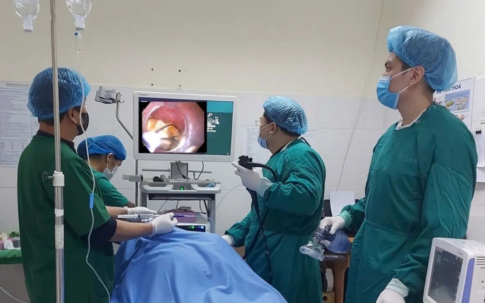 Bác sĩ phẫn thuât gắp khối bã thức ăn mắc thực quản 