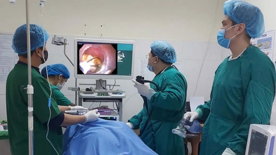 Gắp khối bã thức ăn mắc trong thực quản cho cụ bà 87 tuổi