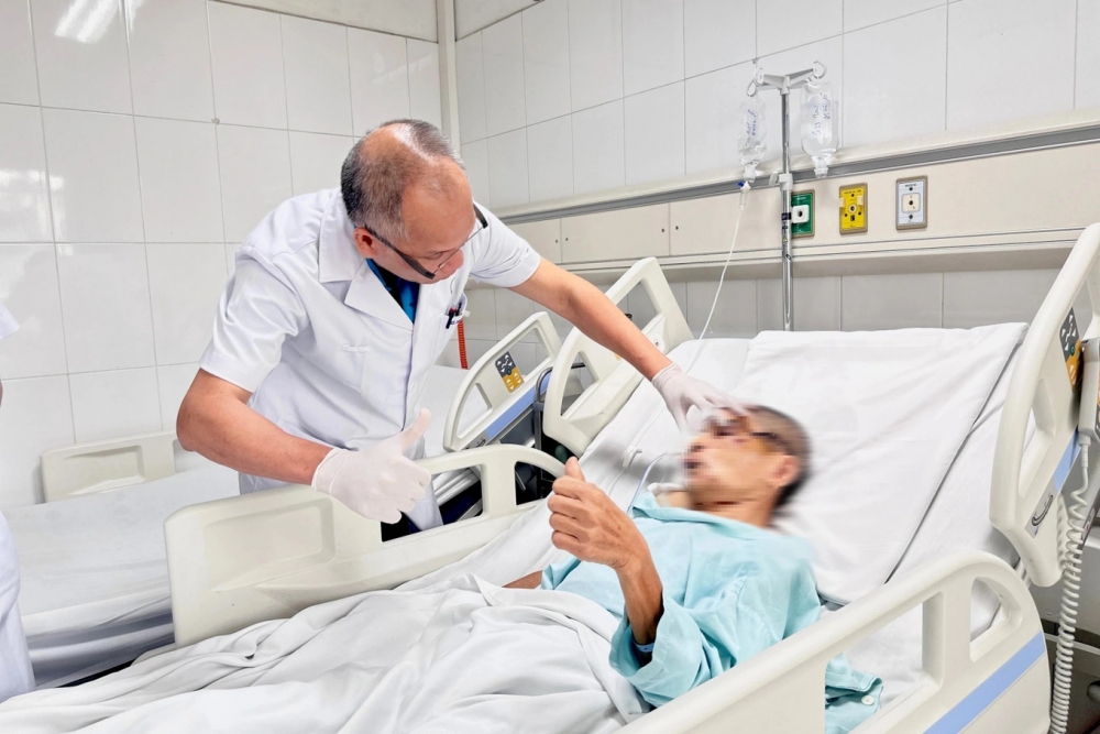 Bác sĩ thăm khám cho bệnh nhân (Ảnh: Bệnh viện cung cấp) Bác sĩ thăm khám cho bệnh nhân (Ảnh: Bệnh viện cung cấp)