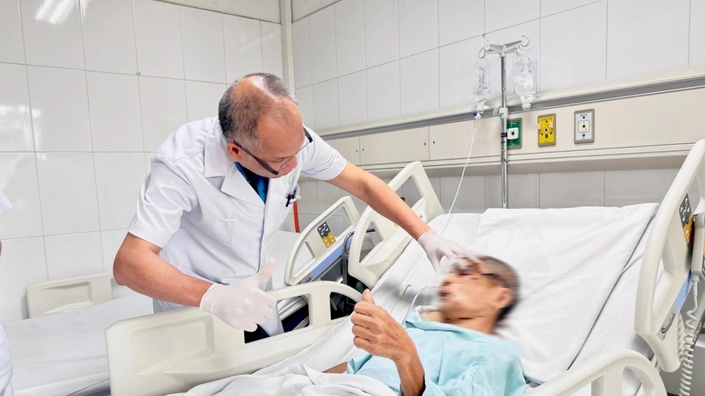 Người đàn ông được cấp cứu kịp thời sau cú ngã kinh hoàng vào hố thang máy