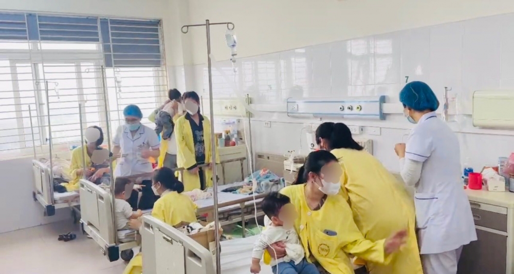 Hiện nay, thời tiết giao mùa, nhiệt độ thay đổi thất thường là điều kiện thuận lợi để virus cúm A lây lan mạnh trong cộng đồng