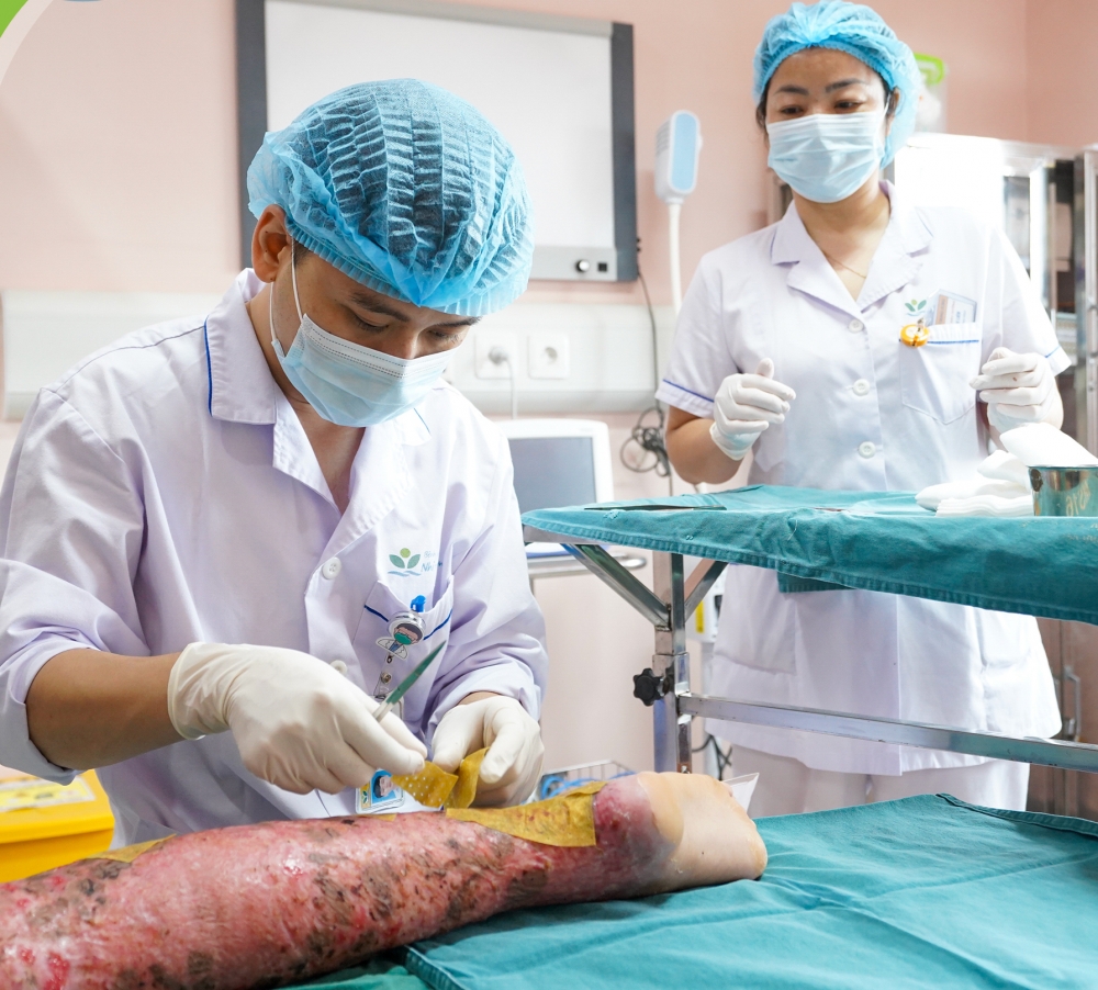 Bệnh nhân được các y bác sĩ chăm sóc vết thương hàng ngày tại khoa Chỉnh hình (Ảnh: Bệnh viện Nhi Trung ương)