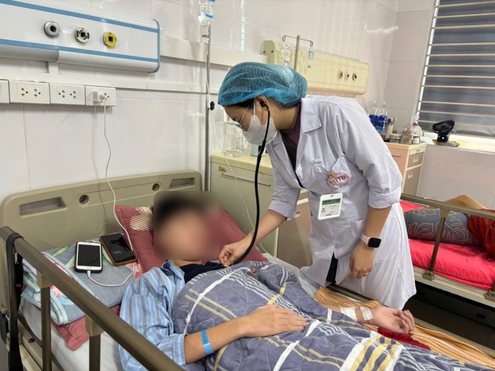 Với những trường hợp đã được chẩn đoán nhiễm tụ cầu vàng, cần tuyệt đối tuân thủ điều trị, dùng đúng loại và đủ liều kháng sinh theo chỉ định để tránh nguy cơ kháng thuốc và biến chứng nặng.