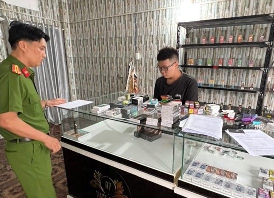 Một cửa hàng kinh doanh sản phẩm thuốc lá điện tử không rõ nguồn gốc bị lực lượng chức năng kiểm tra