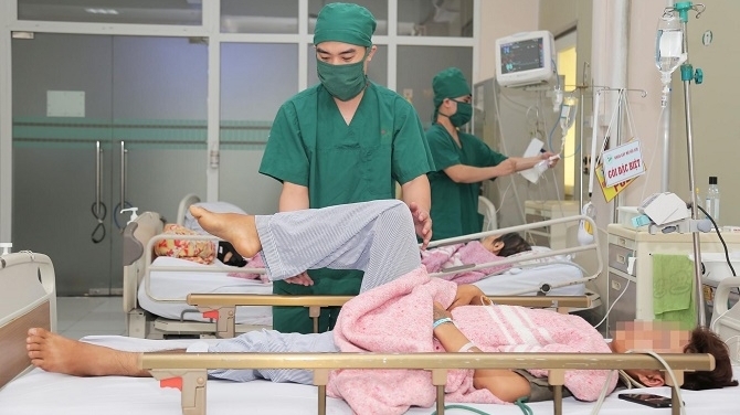 Hà Nội cấp cứu thành công bệnh nhân bị ngã và liệt hai chân
