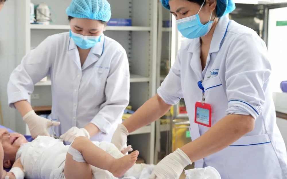 Các bác sĩ chăm sóc bệnh nhi bị bỏng nước sôi nặng Các bác sĩ chăm sóc bệnh nhi bị bỏng nước sôi nặng