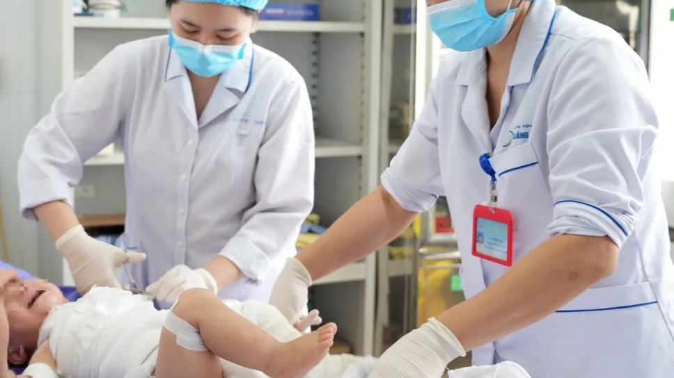 Cấp cứu bé 13 tháng tuổi bỏng nước sôi nặng