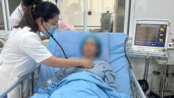 cap cuu kip thoi nguoi phu nu bi duoi nuoc man