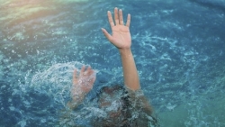 canh bao tre nho duoi nuoc tai ho boi