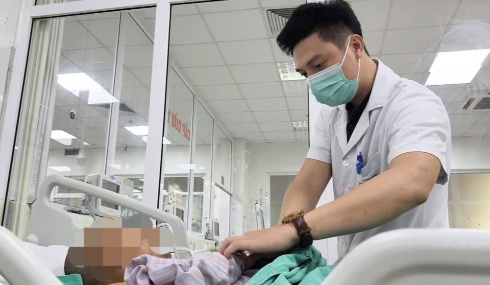 Bệnh viện Bệnh Nhiệt đới Trung ương đang điều trị cho gần 10 bệnh nhân nhập viện trong tình trạng nguy kịch vì vi khuẩn uốn ván, xuất phát từ một vết xước ở mắt cá chân hay một móng chân bị bong