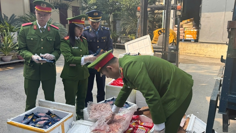 Thanh Hoá: Tiêu hủy gần 2 tấn thực phẩm bẩn