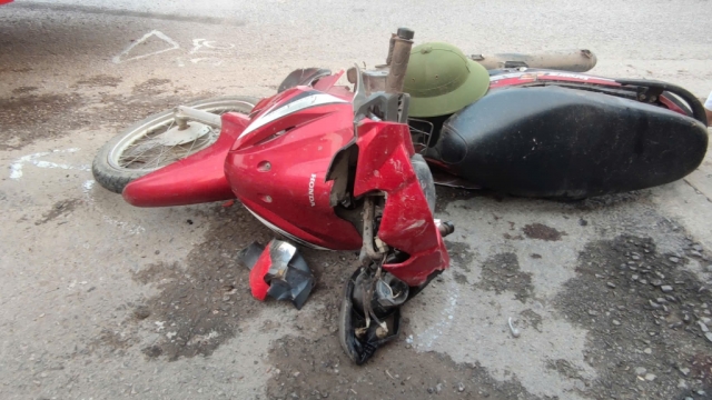 Thanh Hoá: Vượt đèn đỏ, 2 người đàn ông đi xe máy bị thương nặng