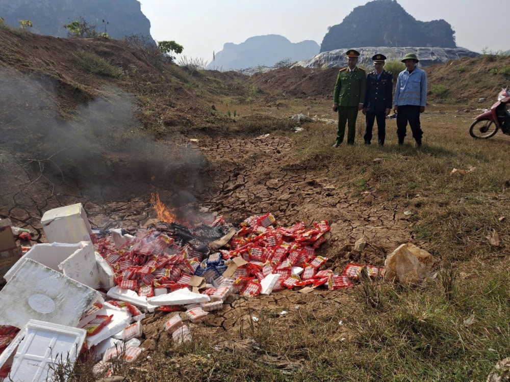 Thanh Hoá: Tiêu huỷ gần 1,8 tấn thực phẩm không rõ nguồn gốc