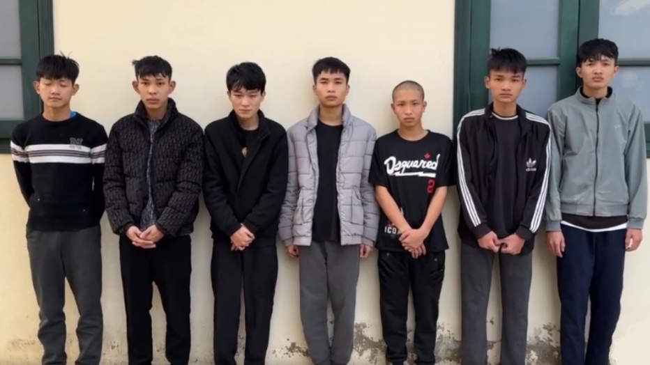 Thanh Hoá: Dùng vỏ chai bia, dao kiếm ném vào người đi đường