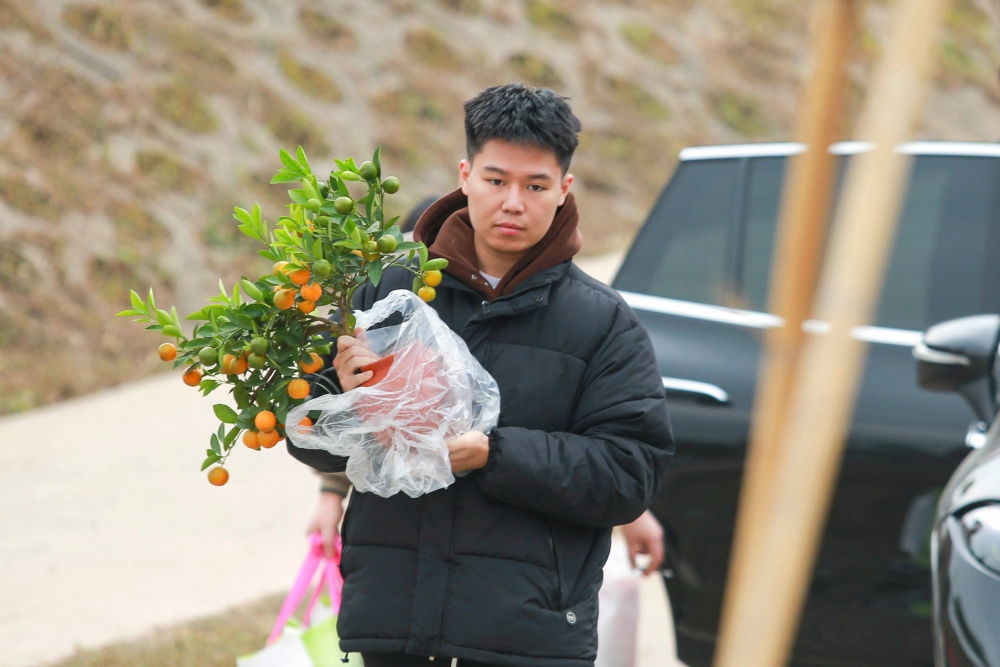 Người dân cấp tập sắm lễ để tảo mộ, mời gia tiên về đón Tết