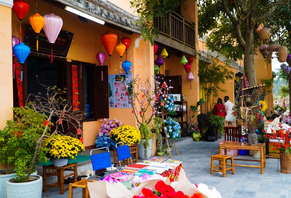 Thiếu nữ xúng xính áo dài bên phố cổ Hội An giữa lòng Thanh Hoá