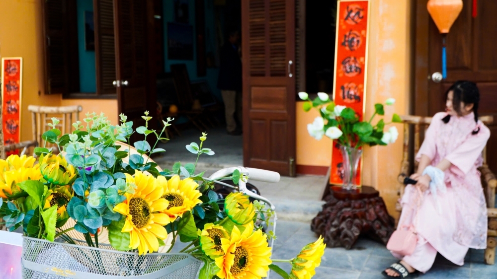 Thiếu nữ xúng xính áo dài bên phố cổ Hội An giữa lòng Thanh Hoá