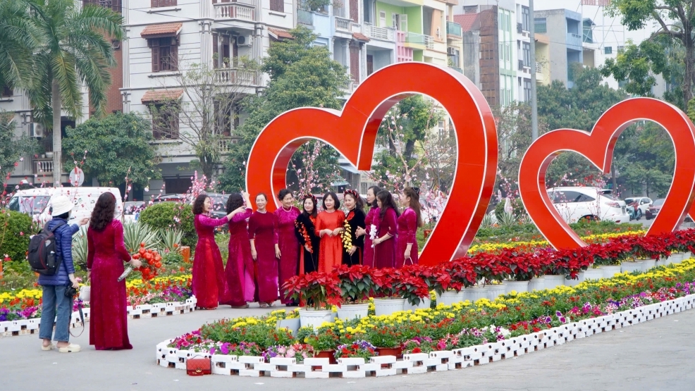 Thanh Hóa: Đường phố trang hoàng cờ, hoa mừng Tết Nguyên đán 2025