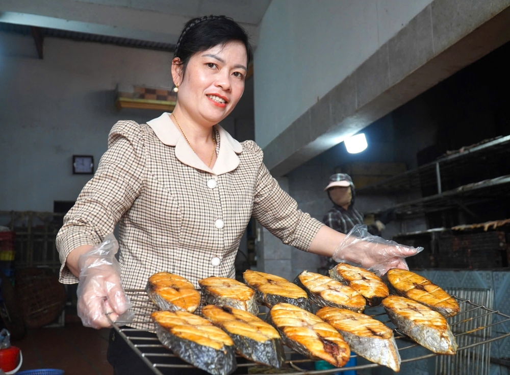 Về xã có mật độ dân số đông nhất Việt Nam để thưởng thức cá nướng