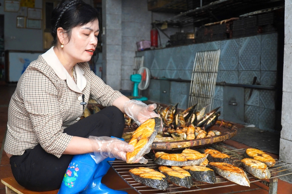 Về xã có mật độ dân số đông nhất Việt Nam để thưởng thức cá nướng