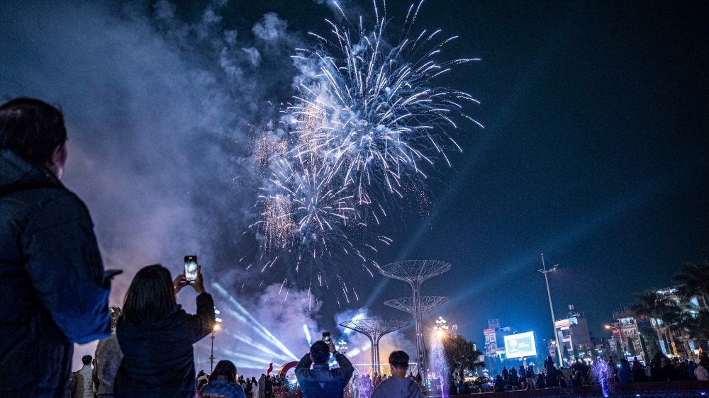 Pháo hoa rực sáng trên bầu trời xứ Thanh chào đón năm mới 2025