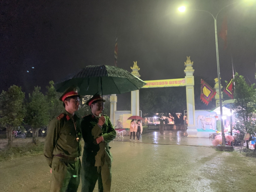 Thanh Hóa: CSGT đội mưa phân luồng, bảo vệ Lễ khai ấn đền Trần