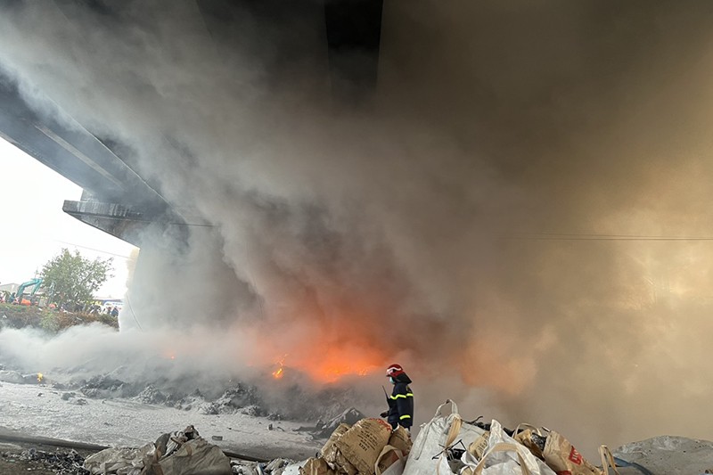 Cháy bãi phế liệu dưới gầm cầu Thăng Long, khói bao trùm khiến nhiều người hoảng sợ