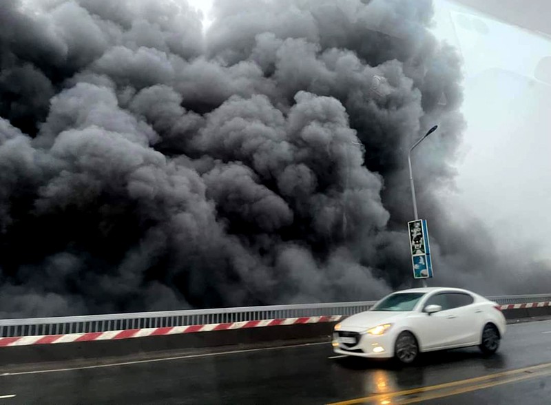 Khói đen từ vụ cháy bao trùm một phần cầu Thăng Long khiến tầm nhìn hạn chế, nhiều người tham gia giao thông phía trên cầu lo sợ