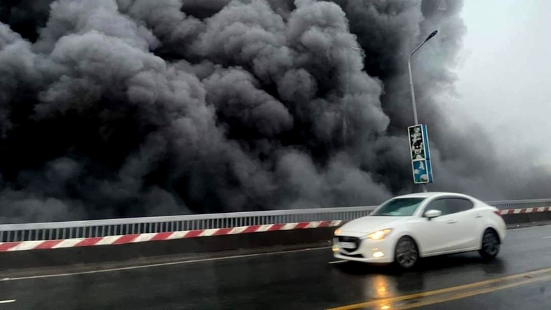 Cháy bãi phế liệu dưới gầm cầu Thăng Long, khói bao trùm khiến nhiều người hoảng sợ